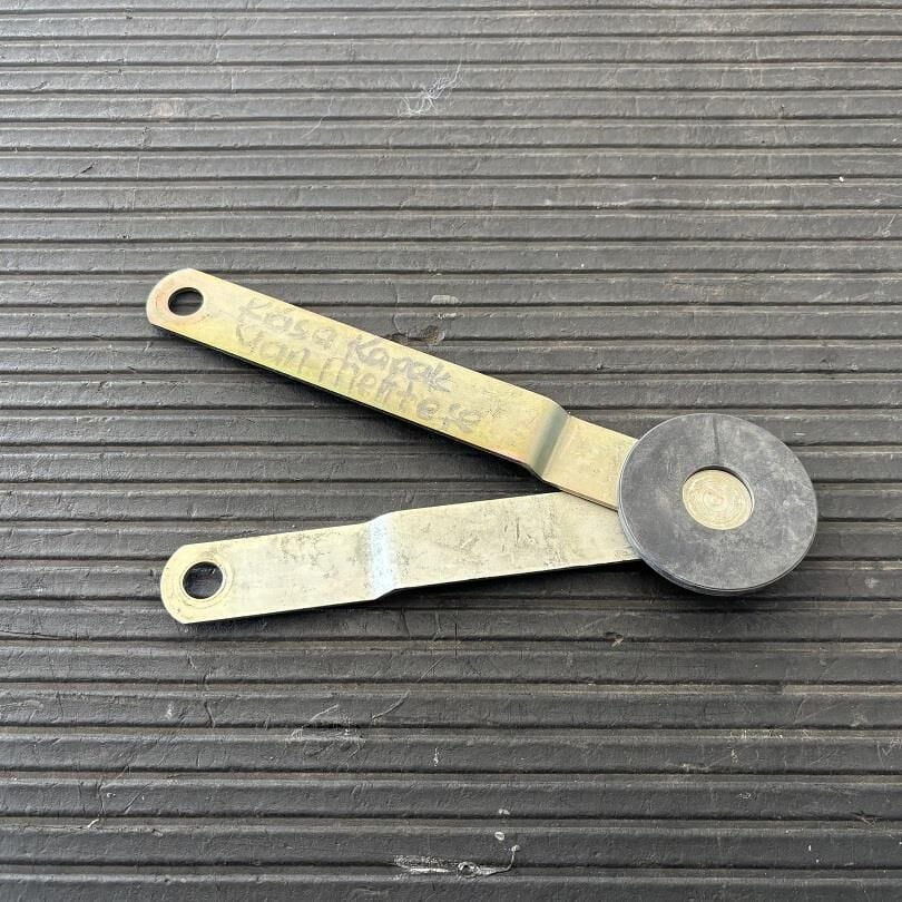 KASA KAPAK YAN MENTEŞESİ [Felicia Pickup] 6U7827774A 6U7827958