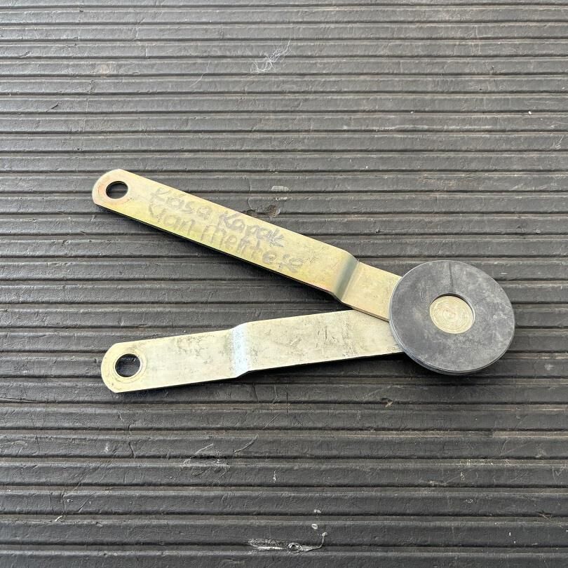 KASA KAPAK YAN MENTEŞESİ [Felicia Pickup] 6U7827774A 6U7827958