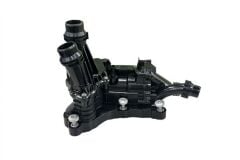 Audi A3 - Termostat Yuvası Komple 2.0 TDI CRLB-DFGA-DSRB-DTSA-DTSB - [Audi Q3; Volkswagen Passat, Golf, Tiguan; Seat Leon] - 05L121111Q